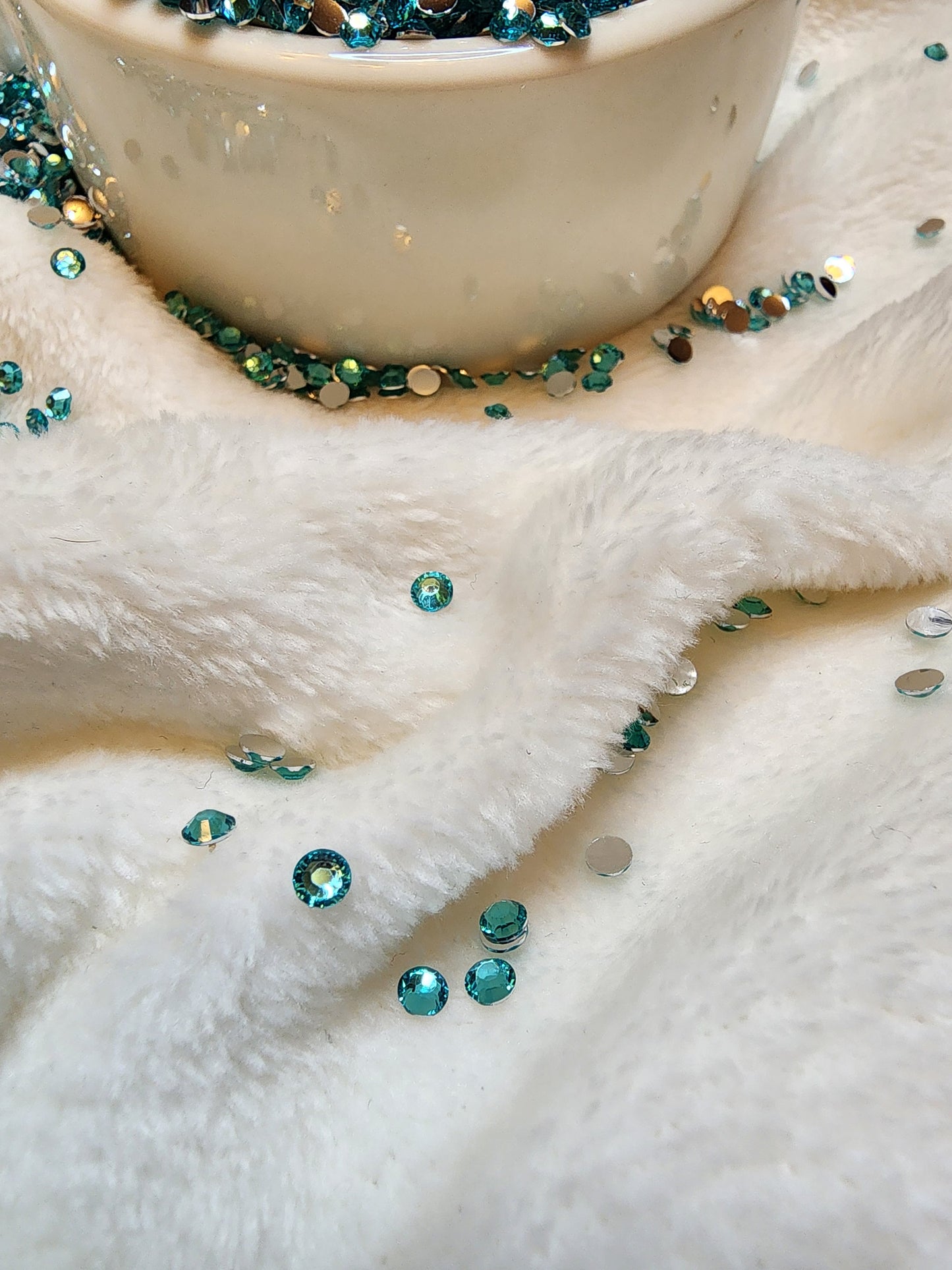 Blue Zircon Silverback Rhinestones 4mm - Non Hotfix - Flatback - Resin