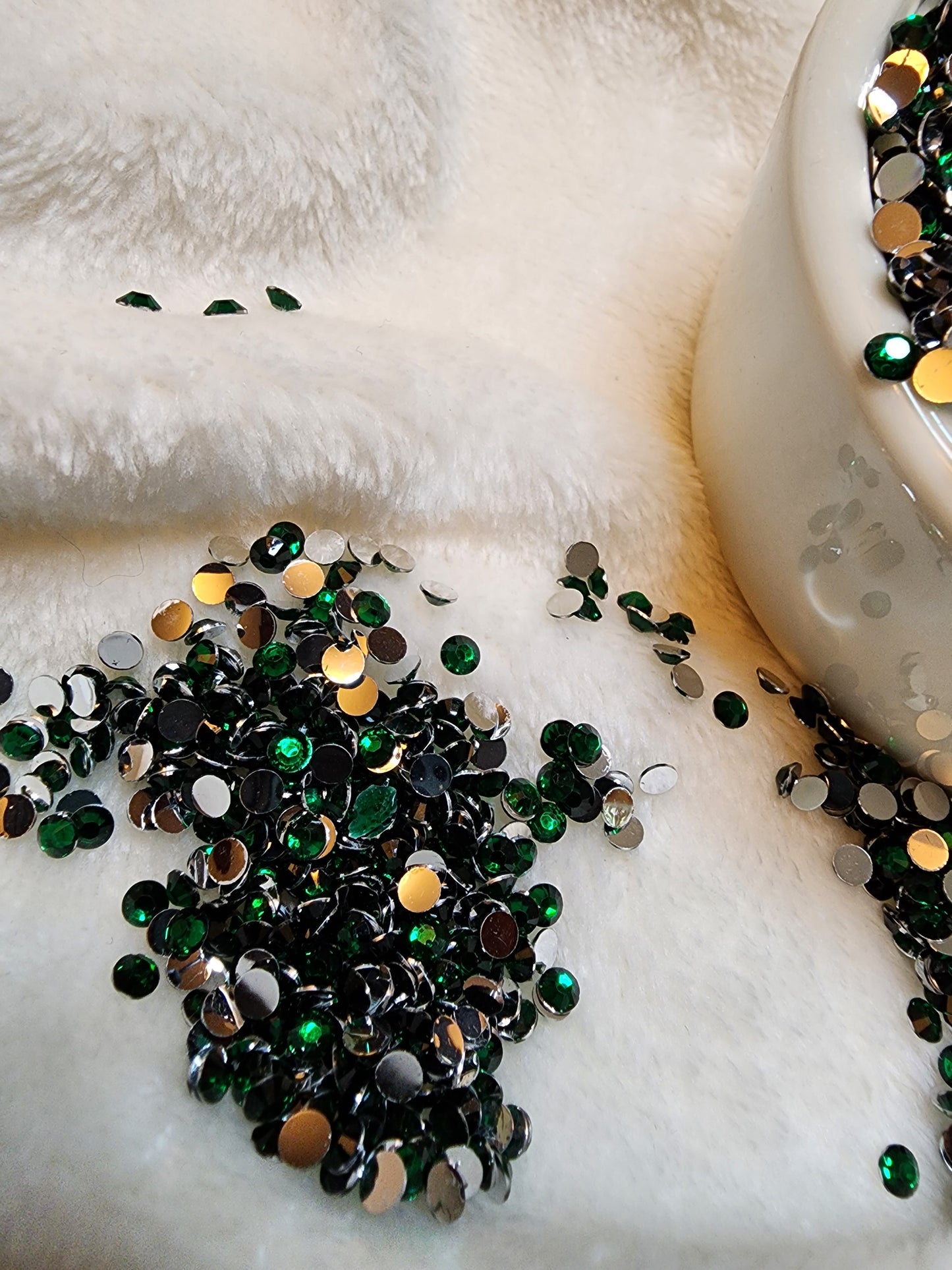 Emerald Silverback Rhinestones 4mm - Non Hotfix - Flatback - Resin